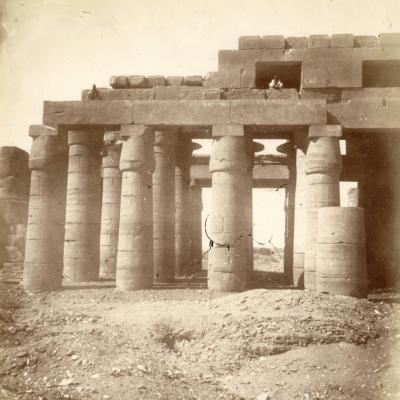 Bas-côté de la grande salle hypostyle vu depuis le nord vers 1860 - anonyme