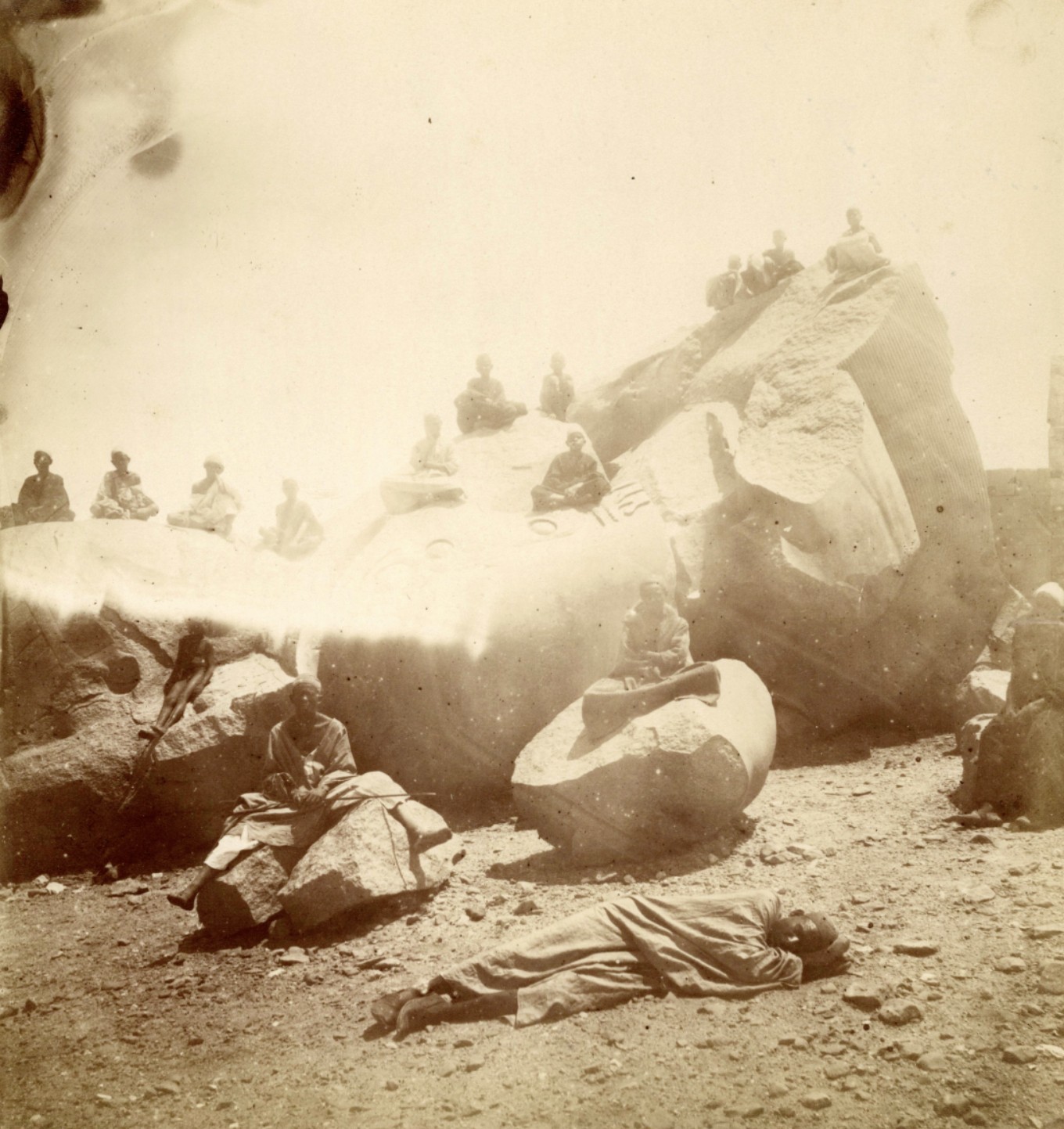 Le colosse de Ramsès II (première cour) vers 1860 - anonyme