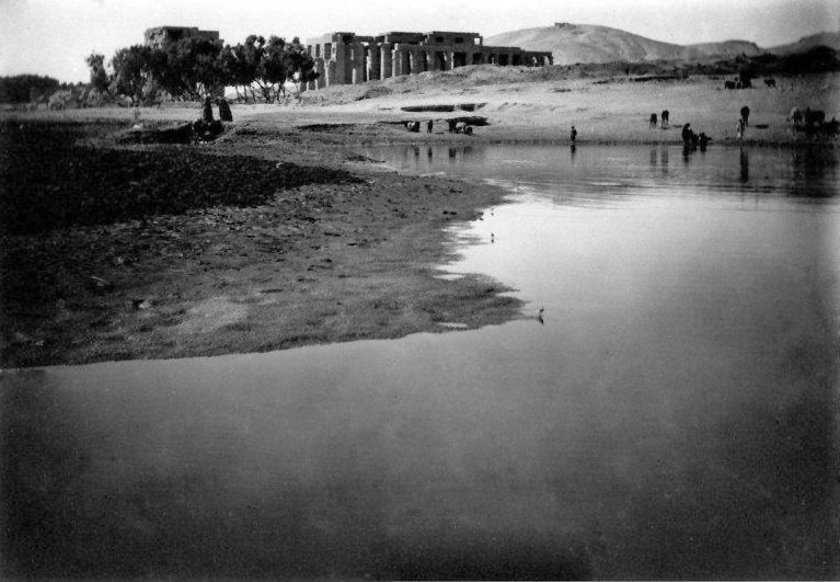 Photographie anonyme : crue à proximité du Ramesseum, vers 1920.