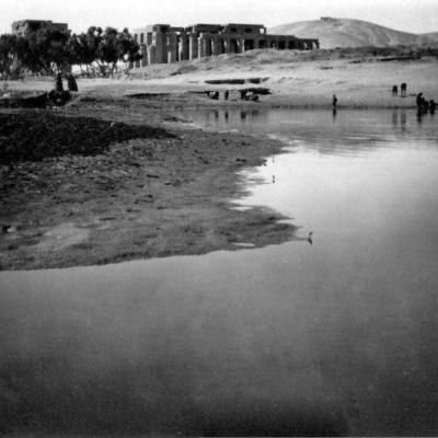 Photographie anonyme : crue à proximité du Ramesseum, vers 1920.