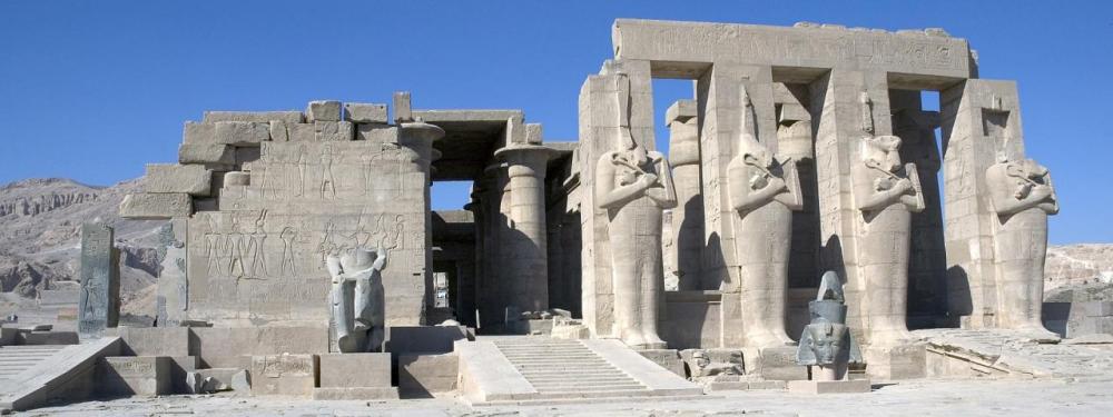 Ramesseum. Le temple de millions d’années de Ramsès II (ou Îwt Wsr-MAat-Ra Stp-n-Ra Xnmt WAst m pr Imn) .