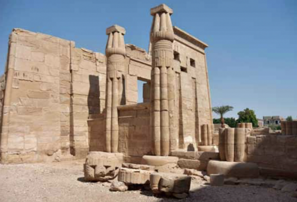 Medinet Habou. La Sainte Place - Les aménagements réalisés sous les règnes de Chabaka (pylône)  et de Nectanébo Ier (avant-cour bordée d’une colonnade à murs-bahuts).