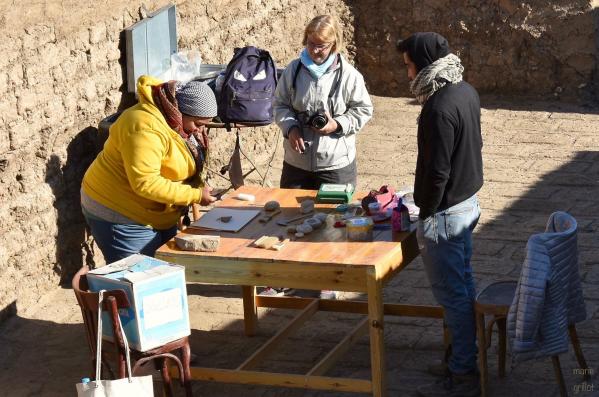 Gwenaelle le borgne julian sanchez et wessam saad morsi procedant a l enregistrement du materiel archeologique provenant du cavalier de deblais situe en bordure sud du temple