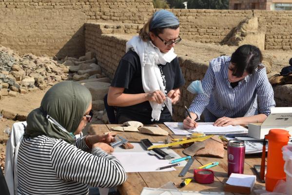 L'enregistrement du matériel archéologique découvert durant la fouille dans le secteur stg du ramesseum