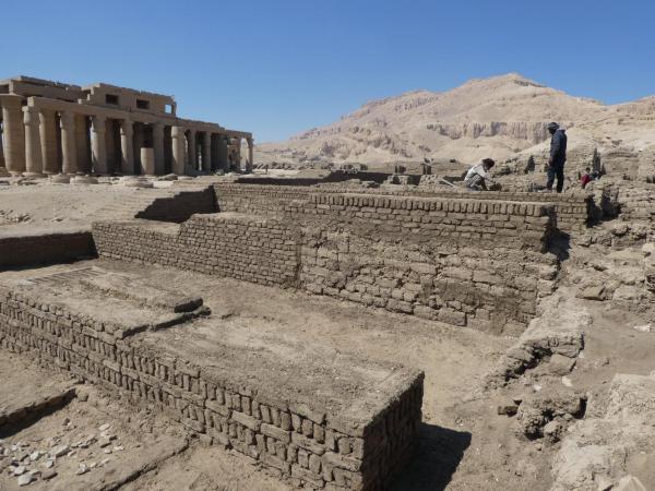 Le macon du chantier mahmoud abdallah nasreddin travaillant a la restauration des murs en brique crue des dependances nord est secteur stg