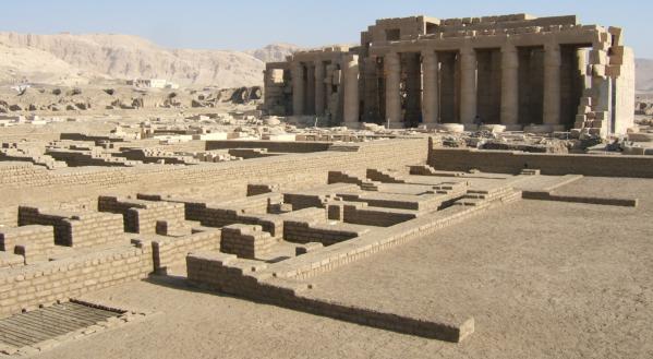 Matérialisation de la maison de vie (école) du Ramesseum, Cliché © Christian Leblanc.