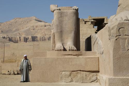 Le colosse Touy, mère de Ramsès II, après son remontage dans la  première cour du temple. Cliché © François Gourdon.