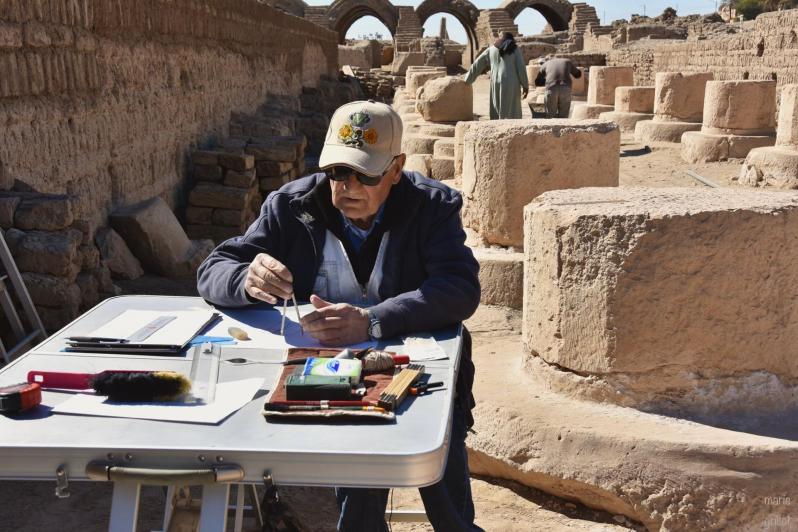 Travaux de relevés architecturaux dans le secteur STI dépendances nord ouest du Ramesseum par Eraldo Livio architecte archéologue au sein de la mission franco égyptienne