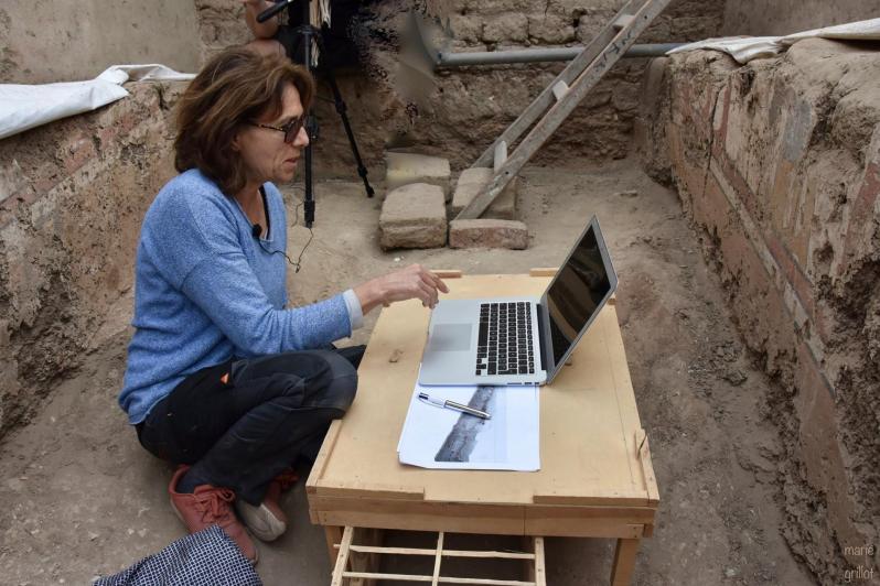Vérification par Sylvie Ozenne restauratrice et conservatrice Mafto de l'état de conservation du décor dans la descenderie de la tombe de Sehetepibre